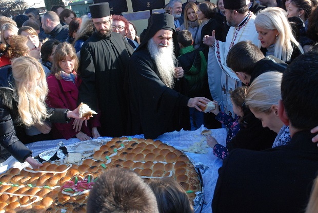 ИЗВУЧЕНА ТРИ ЗЛАТНИКА! У Крушевцу чесница од 70 килограма; Колач ломили и Ужичани; У Грачаници славили уз КФОР (ФОТО)